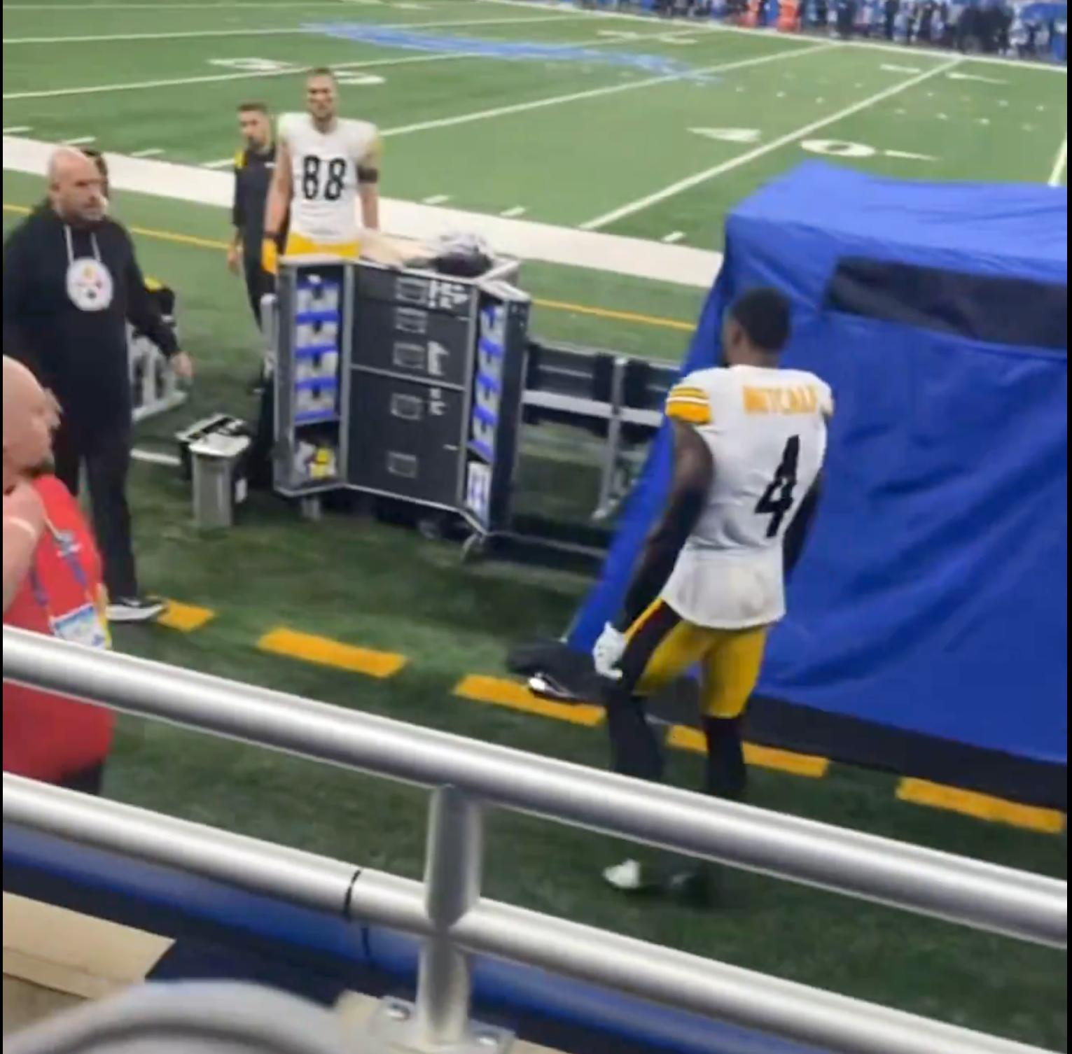 DK Metcalf walks back to Steelers sideline after altercation with Lions fan during 29-24 win in Detroit, 12/21/2025.